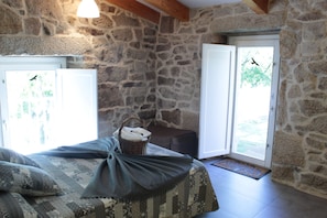 5 bedrooms, down duvets, memory-foam beds, individually decorated - Casa do Mosteiro (Xinzo de Limia)
