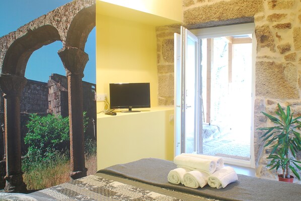 5 bedrooms, down comforters, memory foam beds, individually decorated - Casa do Mosteiro (Xinzo de Limia)