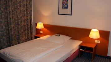 Einzelzimmer | Zimmersafe, Schreibtisch, Babybetten, WLAN