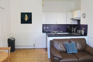 Huoneisto, 2 makuuhuonetta | Yksityinen keittiö | Täysikokoinen jääkaappi, mikroaaltouuni, uuni, kahvin-/teenkeitin