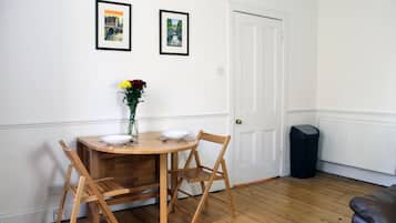 Apartment, 2 Bedrooms | In-room dining