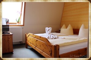 Escritorio, cunas, wifi gratis y ropa de cama 
