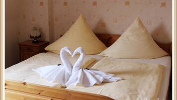 Doppelzimmer | Schreibtisch, Babybetten, kostenloses WLAN, Bettwäsche