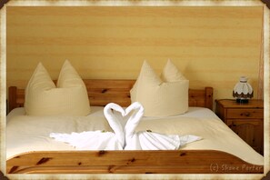 Tweepersoonskamer | Een bureau, babybedden, gratis wifi, beddengoed