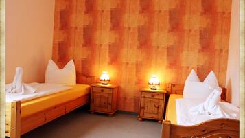 Habitación doble | Escritorio, cunas (de pago), wifi gratis y ropa de cama