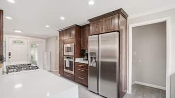 Kjøleskap, mikrobølgeovn, ovn og kokeplater