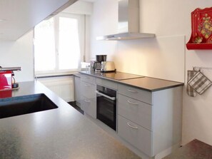Kühlschrank, Mikrowelle, Ofen, Geschirrspüler