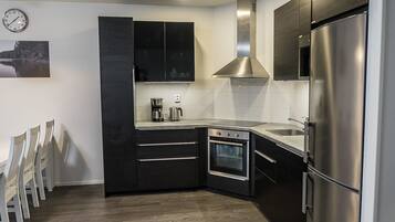 Køleskab, mikrobølgeovn, opvaskemaskine, højstol