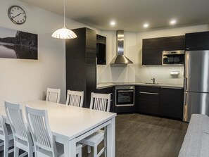 Jääkaappi, mikroaaltouuni, astianpesukone, syöttötuoli