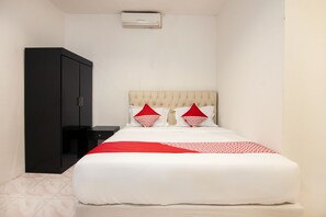 Standard Double Room | Iron/ironing board, free WiFi, bed sheets - OYO 529 Hotel Paninda (Medan)