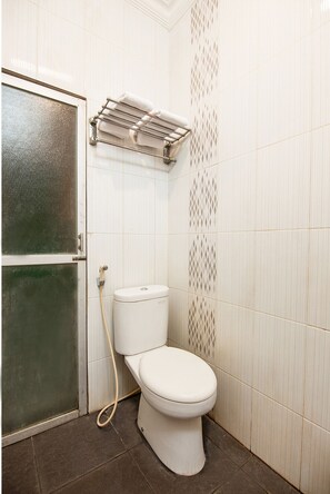 Deluxe Double Room | Bathroom | Shower, rainfall showerhead, towels - OYO 529 Hotel Paninda (Medan)