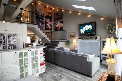 Bright & Cozy Cottage- Serene Artist’s Home