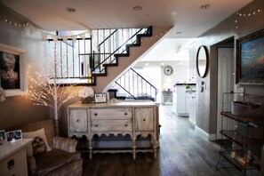 Interior - Bright & Cozy Cottage- Serene Artist’s Home (Lafayette)