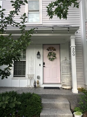 Exterior detail - Bright & Cozy Cottage- Serene Artist’s Home (Lafayette)
