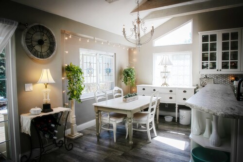 Bright & Cozy Cottage- Serene Artist’s Home