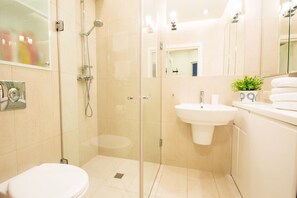 Familienapartment | Badezimmer | Dusche, Haartrockner, Handtücher, Toilettenpapier