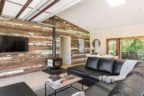 Flat-screen TV, fireplace, Netflix, streaming services - Tin Horse Ranch Byron Hinterland Retreat Sleeps 16 (Pearces Creek)