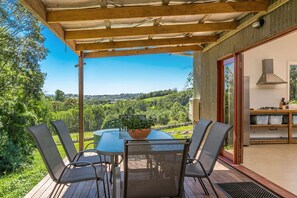 Outdoor dining - Tin Horse Ranch Byron Hinterland Retreat Sleeps 16 (Pearces Creek)
