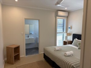 Desk, iron/ironing board, WiFi, bed sheets