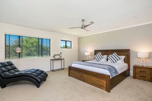 Desk, iron/ironing board, WiFi, bed sheets