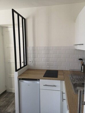 Jääkaappi, mikroaaltouuni, liesi, astianpesukone