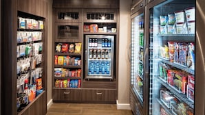 Ein gut sortierter Kiosk mit zahlreichen Snacks, Getränken und Haushaltsartikeln.