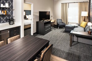 Suite, 1 habitación | Zona de estar | Televisión LCD de 40 pulgadas con canales por cable, una televisión