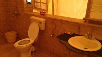 Pancuran mandi, hulu semburan mandi hujan, tuala disediakan, sabun