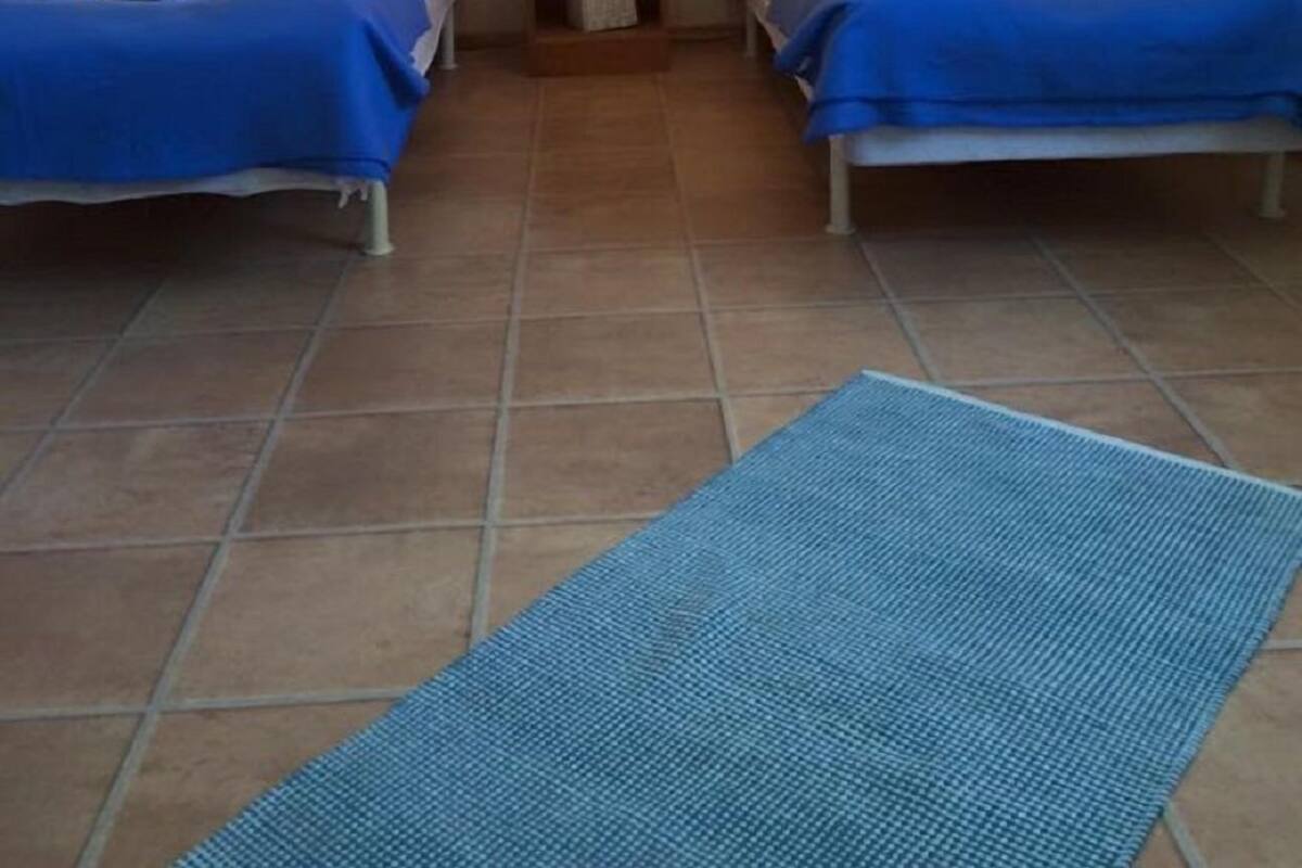 Zweibettzimmer, Erdgeschoss | Schreibtisch, Zustellbetten, kostenloses WLAN, individuell dekoriert