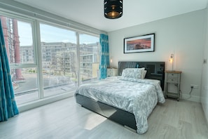 Ferienhaus, 4 Schlafzimmer, Stadtblick | Schreibtisch, Bügeleisen/Bügelbrett, Zustellbetten, kostenloses WLAN