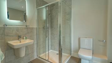 House, 4 Bedrooms, City View | Bathroom