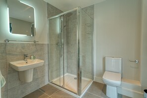 Bathroom - The Larry Mullen Suite - hiphipstay (Dublin)