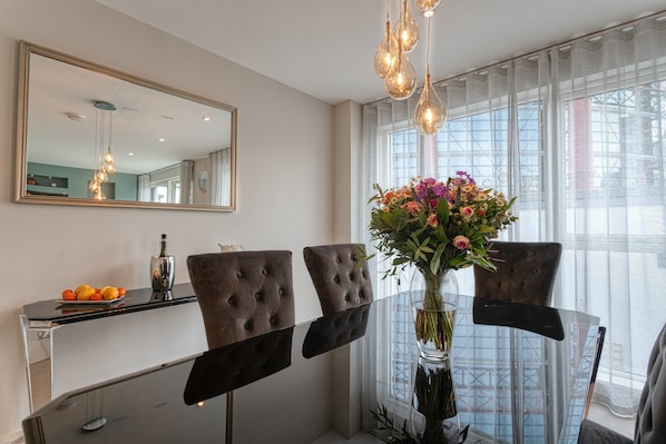 Ferienhaus, 4 Schlafzimmer, Stadtblick | Essbereich im Zimmer