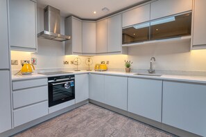 Rumah, 4 kamar tidur, pemandangan kota | Dapur pribadi | Lemari es, microwave, oven, dan kompor