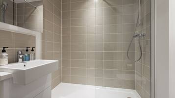 Douche, articles de toilette gratuits, sèche-cheveux