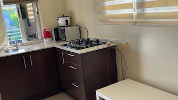 Réfrigérateur, micro-ondes, plaque de cuisson, bouilloire électrique