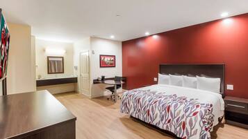 Skrivebord, strykejern/-brett og barnesenger (inkludert)