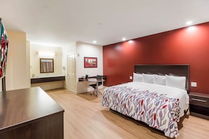 Skrivebord, strykejern/-brett og barnesenger (inkludert)