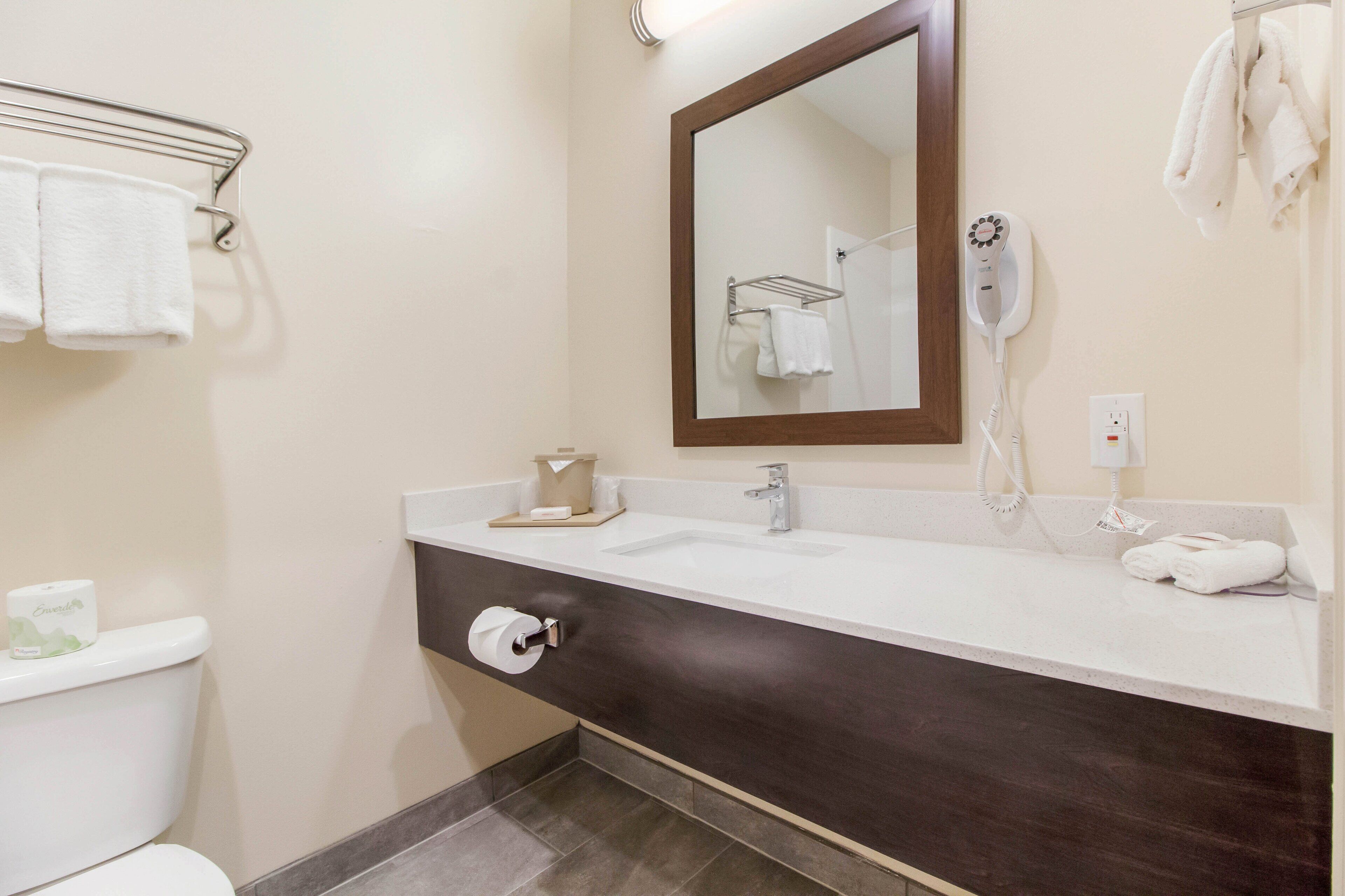deluxe room, 2 queen beds (smoke free, kitchenette) | bathroom | free toiletries, hair dryer, towels