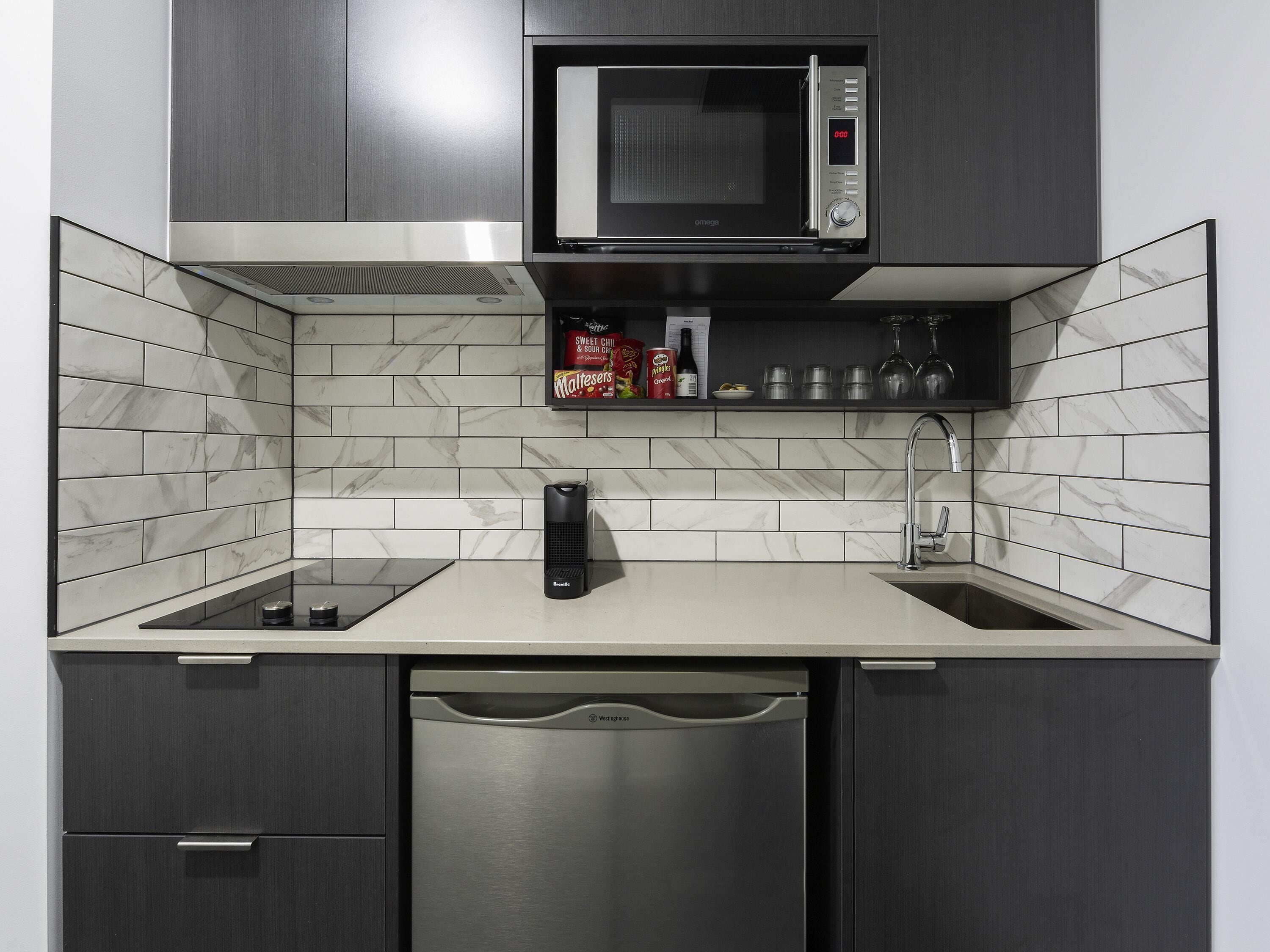 ثلاجة، ميكروويف، موقد طهي مسطح، ماكينة لصنع الإسبريسو