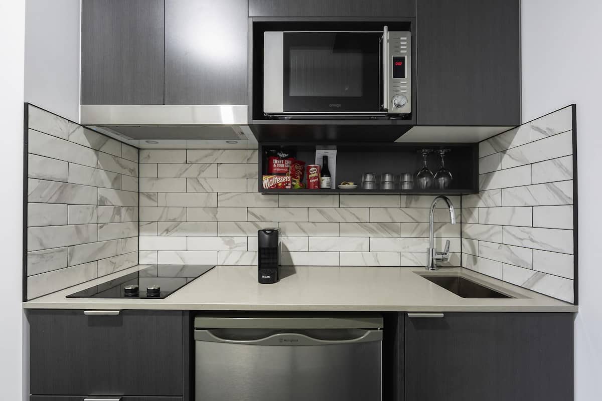 Kühlschrank, Mikrowelle, Herdplatte, Espressomaschine