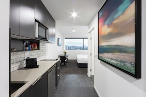 Superior-Zimmer, 1 Queen-Bett | Eigene Kochnische | Kühlschrank, Mikrowelle, Herdplatte, Espressomaschine