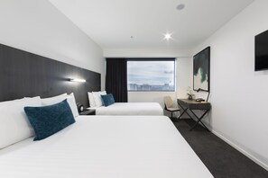 Habitación superior, varias camas | Colchones con acolchado adicional, minibar, caja fuerte y escritorio