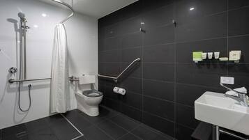Ein modernes Badezimmer mit Dusche, Toilette und Waschbecken.