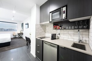 Habitación ejecutiva, 1 cama de matrimonio grande | Cocina básica privada | Frigorífico, microondas, placa de cocina y máquina de café espresso