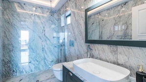 Quarto standard | Banheiro | Chuveiro, produtos de toalete grátis, secador de cabelo, chinelos