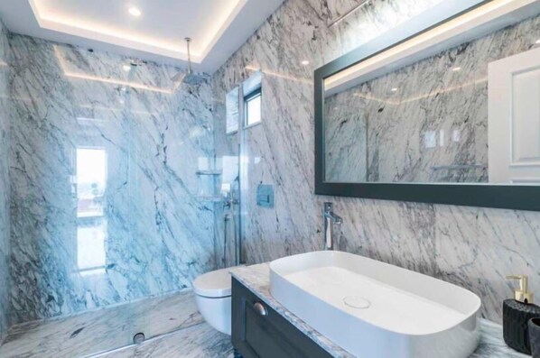 Standard Room | Bathroom | Shower, free toiletries, hair dryer, slippers - Saracoglu Hotel (Bodrum)