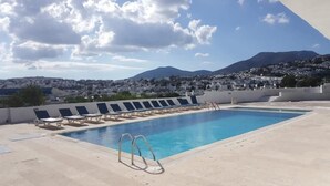 Piscina externa, guarda-sóis, espreguiçadeiras