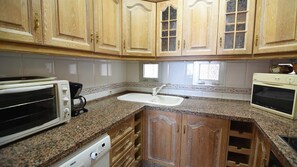 Kühlschrank, Mikrowelle, Ofen, Geschirrspüler