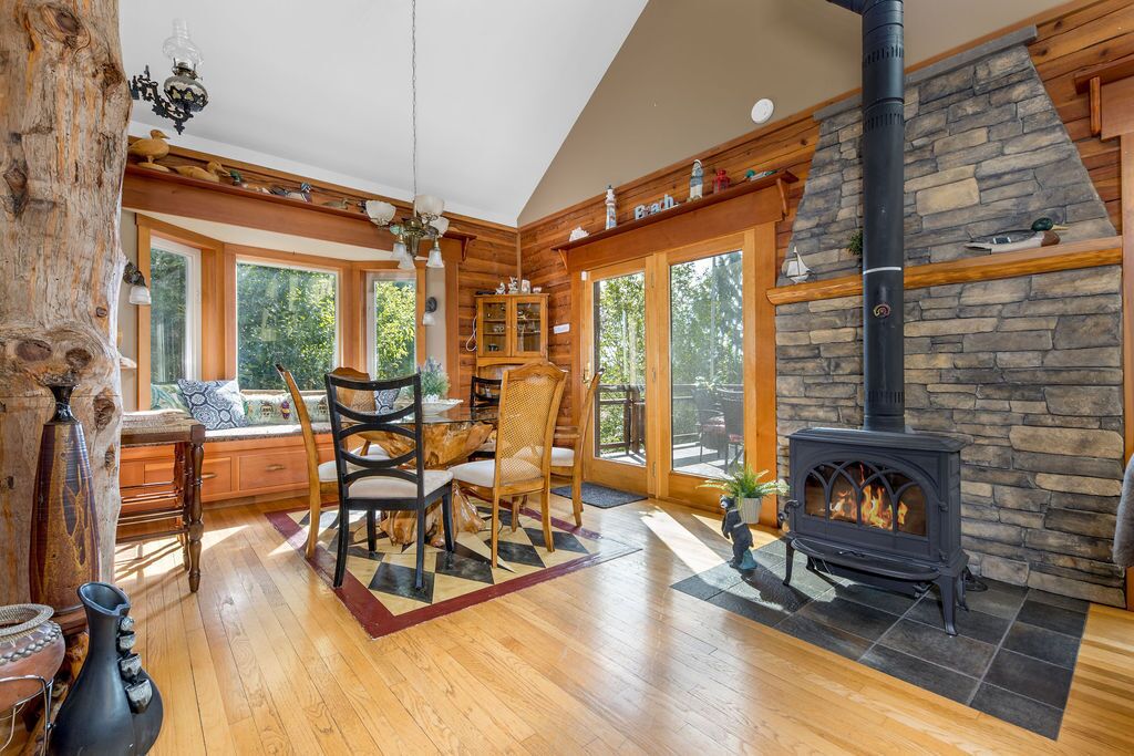 Main level dining area (woodstove not available for use due to insurance)